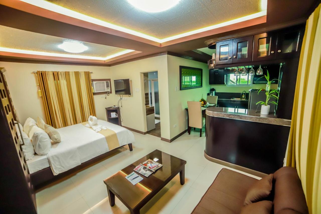 Villa Esmeralda Bryan'S Resort Hotel And Restaurant Palayan City Exterior photo