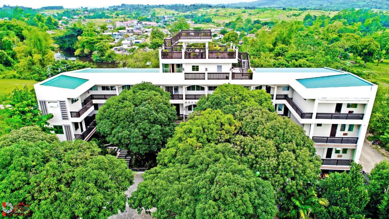 Villa Esmeralda Bryan'S Resort Hotel And Restaurant Palayan City Exterior photo