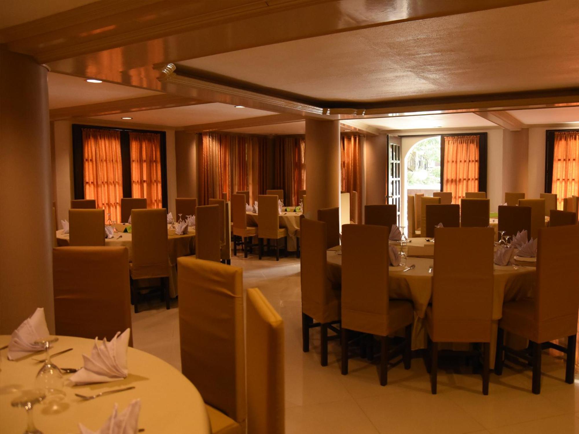 Villa Esmeralda Bryan'S Resort Hotel And Restaurant Palayan City Exterior photo